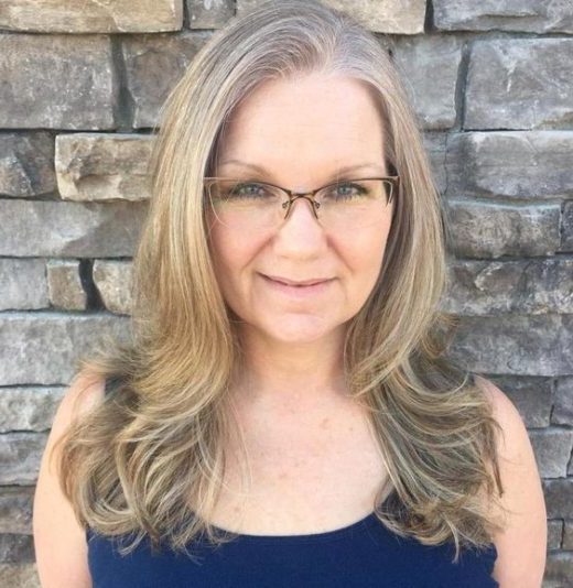 Pflegeleichte Frisuren für 60-jährige Frauen mit Brille