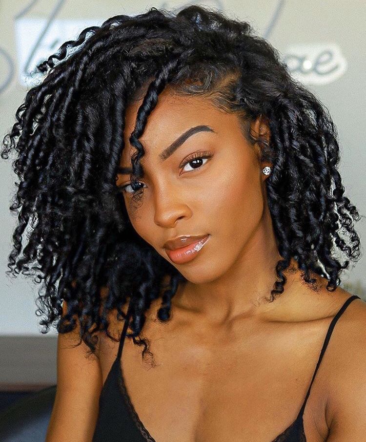 Natürliche Frisuren für schwarze Frauen 2023