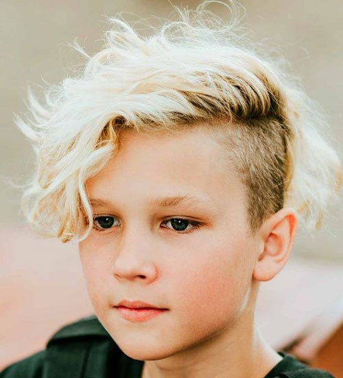 Unordentliche Frisuren für kleine Jungen