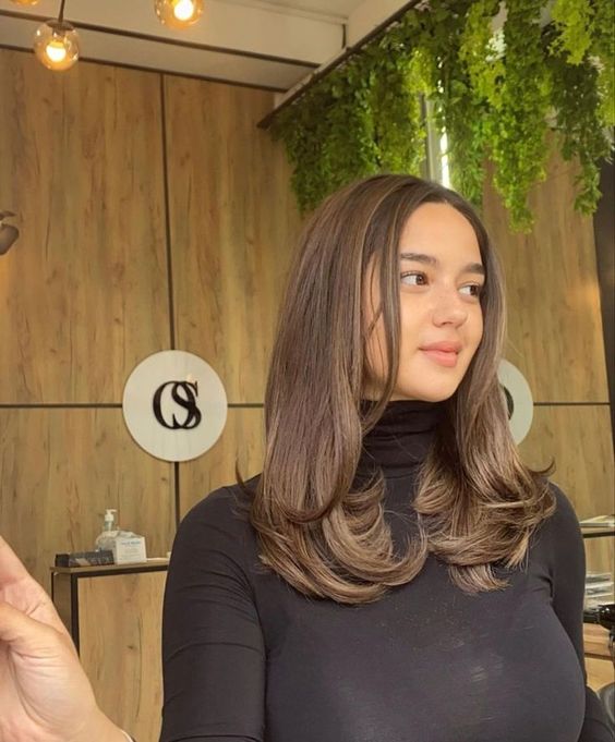 2022 Layered Hairstyle Trend mit Curtain Bangs, die Ihren Look verändern werden