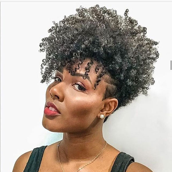 Kurze natürliche Frisuren für schwarze Frauen
