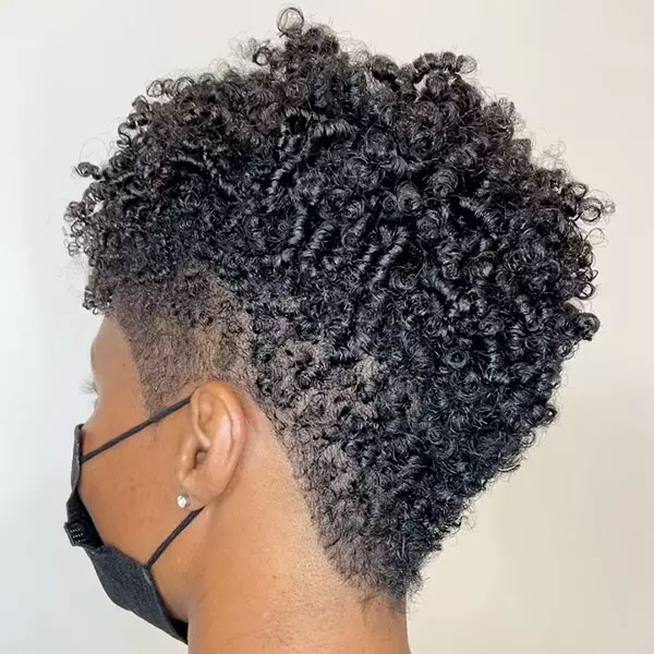 Kurze lockige Frisuren für schwarze Frauen