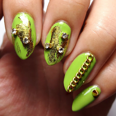 Grüne und goldene Glam-Rock-Nägel