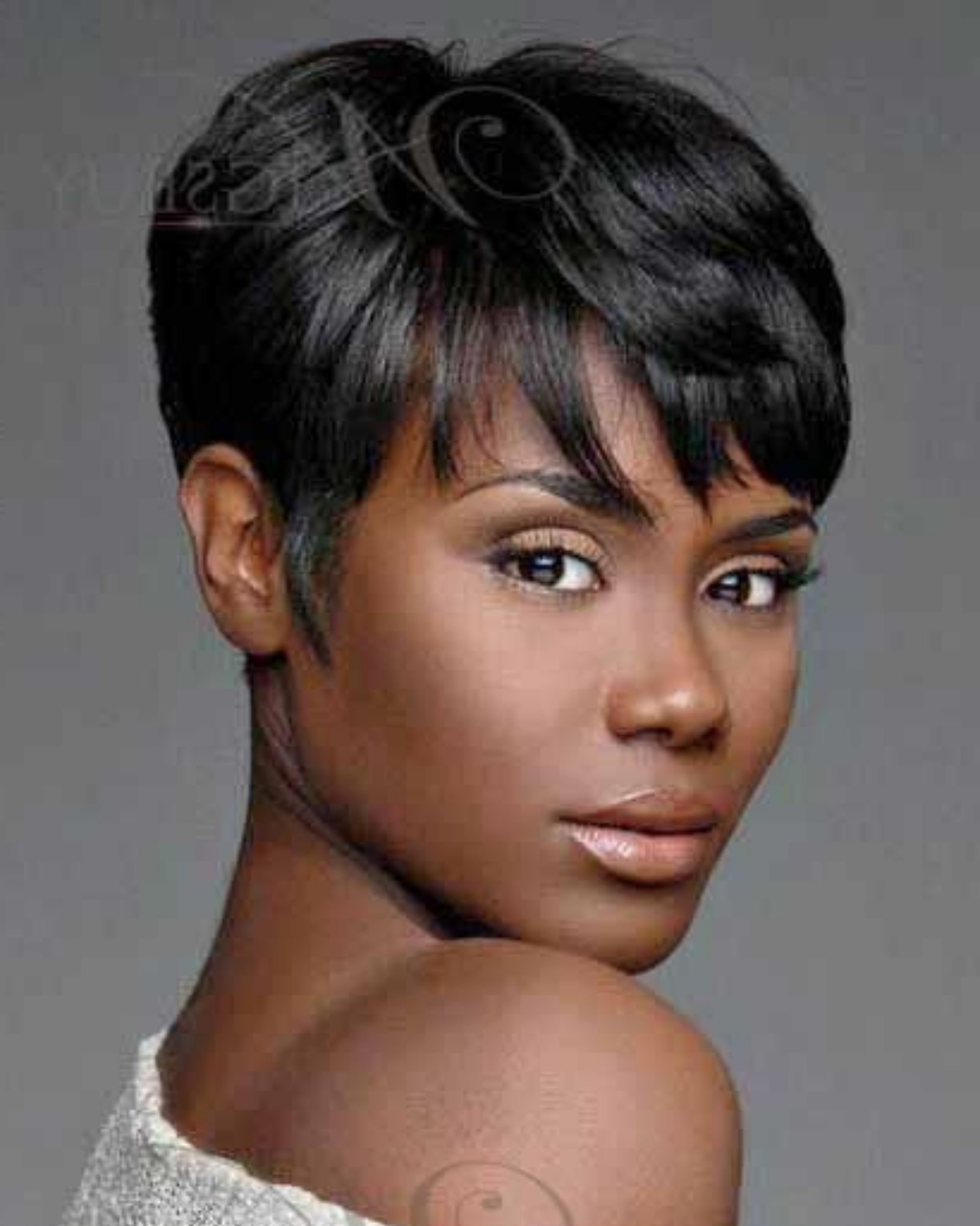 rundes Gesicht kurze natürliche Haarschnitte für schwarze Frauen