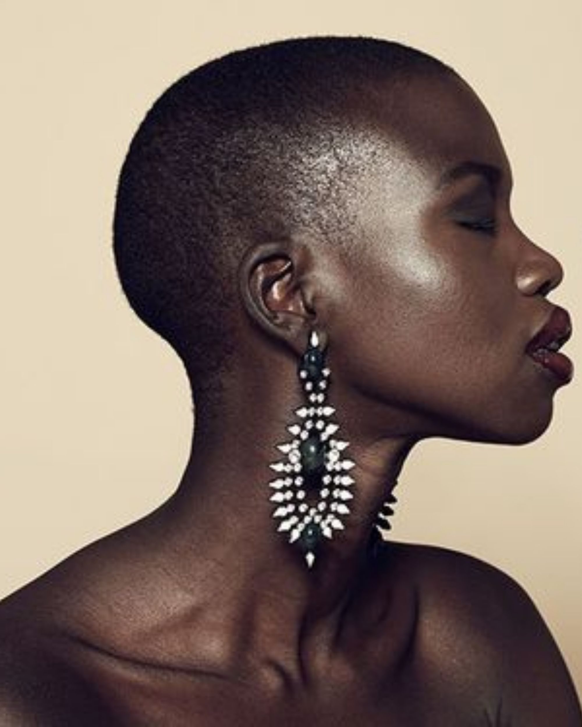schwarze weibliche Fade-Haarschnitt-Designs