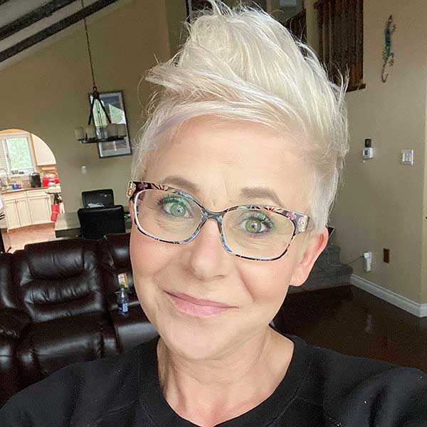 Pixie-Haarschnitte für ältere Frauen mit Brille