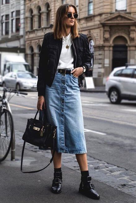 So stylen Sie einen Jeans-Midirock für Frühlings-Looks