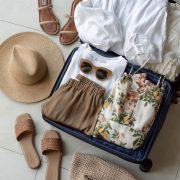 Sommertaugliche Outfit-Essentials, die Sie für den Strandurlaub einpacken müssen