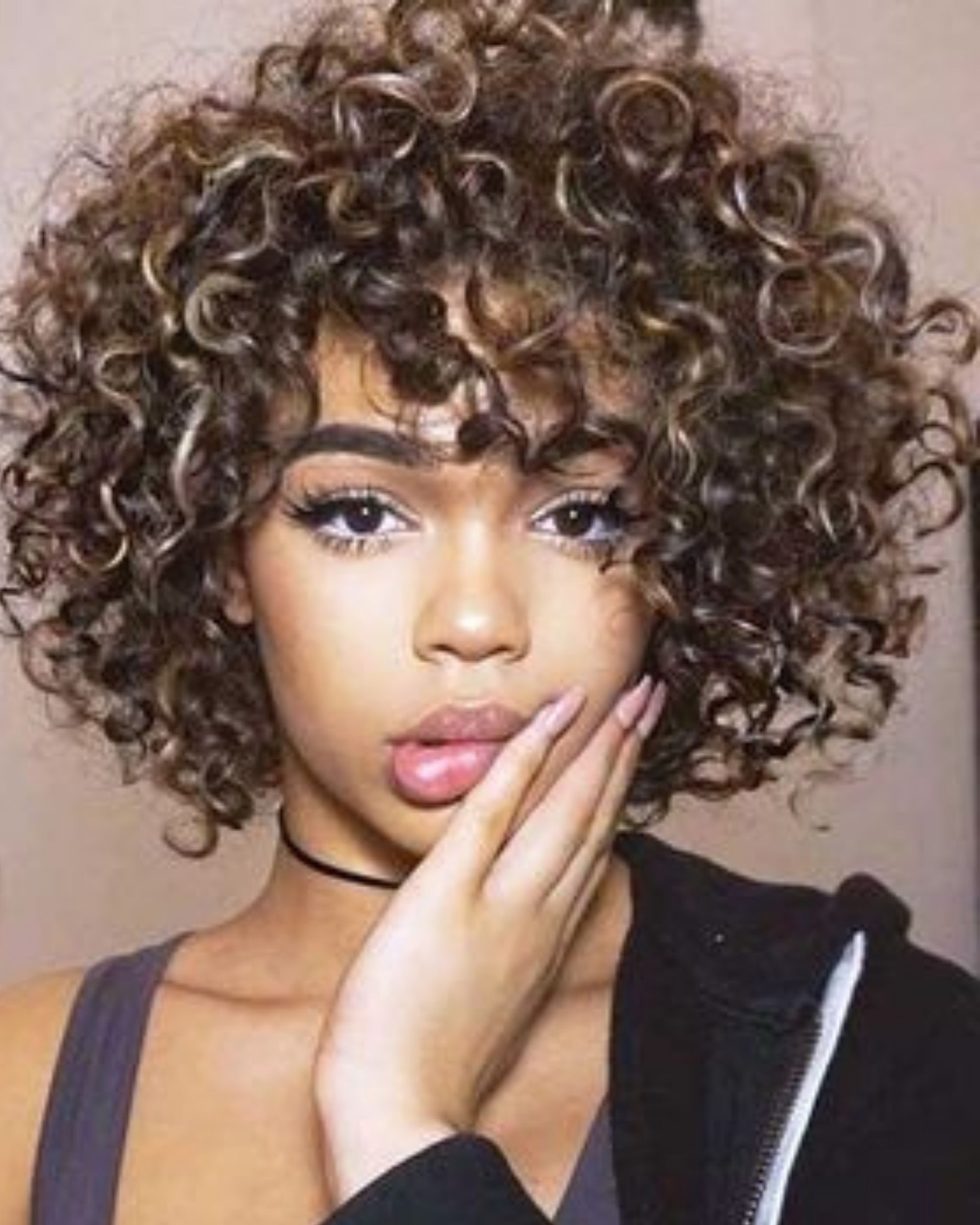 Einfache natürliche Frisuren für schwarze Mädchen