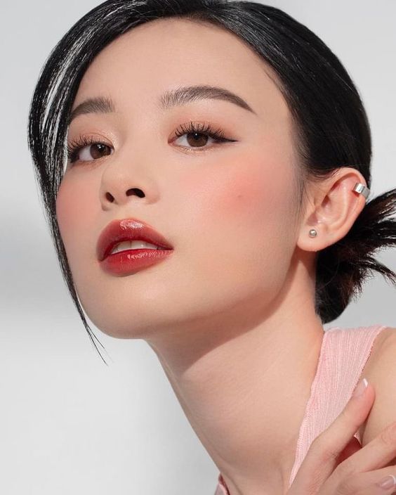 Ultimativer Leitfaden für den Douyin Glassy Red Make-up-Look-Trend