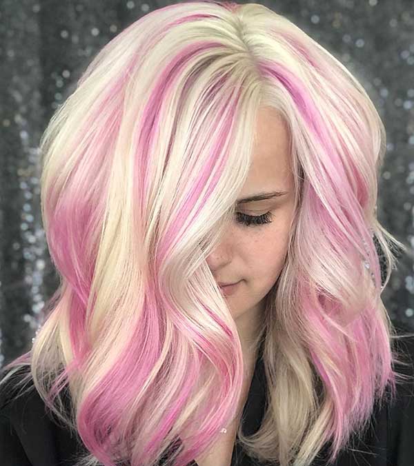 Kurzes blondes Haar mit rosa Streifen