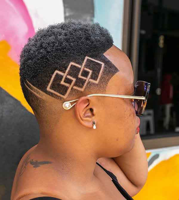 Verblassen Sie kurze natürliche Haarschnitte für schwarze Frauen 2023