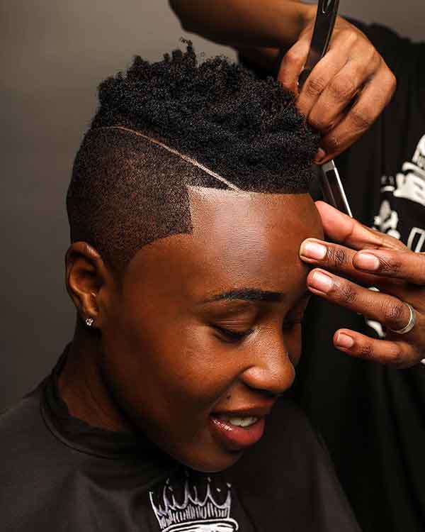 Kurze natürliche Haarschnitte für schwarze Frauen 2023