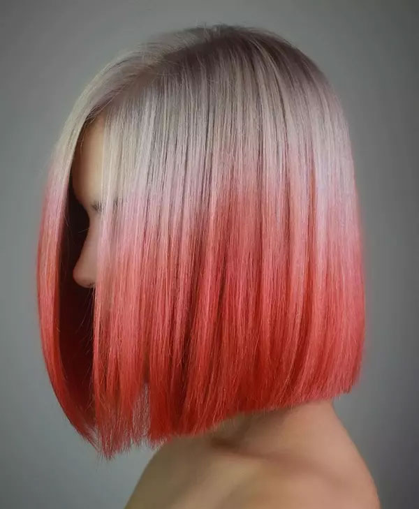Kurzes blondes Haar mit rosafarbener Unterseite