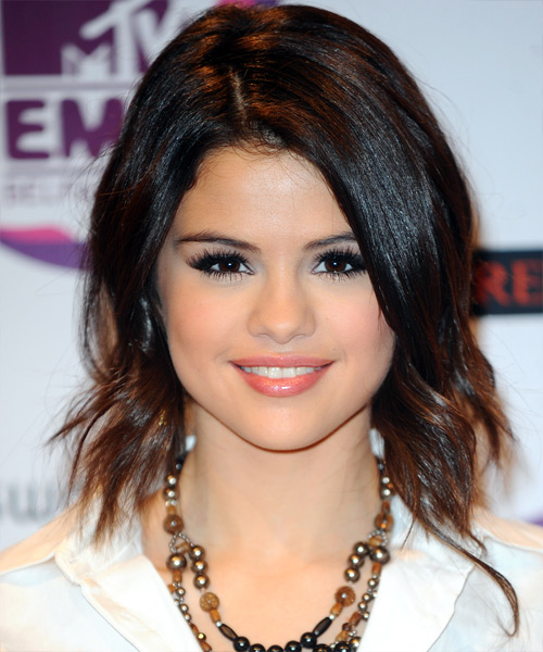 Selena Gomez Frisuren, Haarschnitte und Farben 2023-2024
