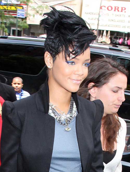 Rihanna Coole Mohawk-Frisuren für schwarze Frauen