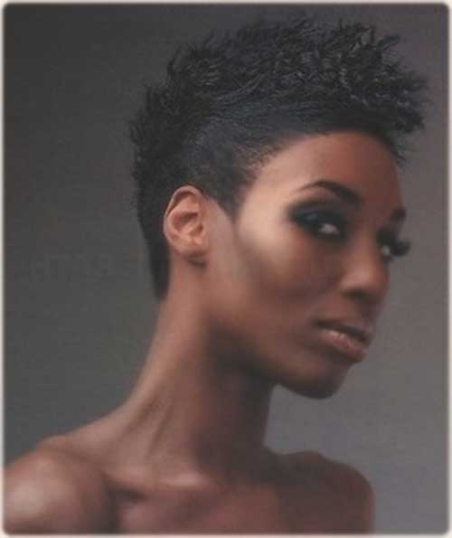 Coole seitliche Mohawk-Frisuren für schwarze Frauen