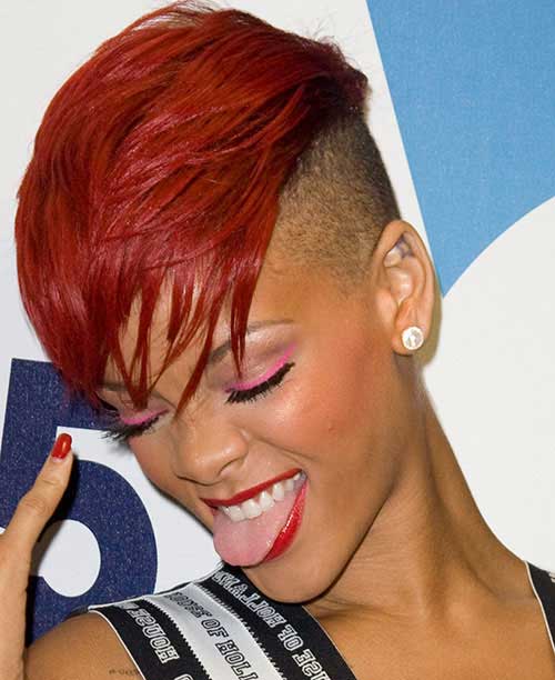 Bester Rihanna-Mohawk mit rasierter Seite