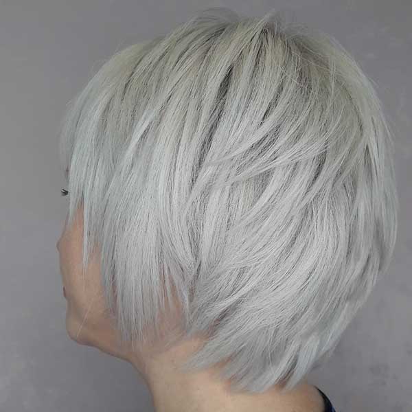 Kurzes geschichtetes blondes weißes Haar