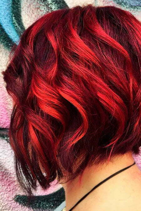 Dunkelrotes Haar mit leuchtend roten Highlights, kurzes rotes Trendy Simple