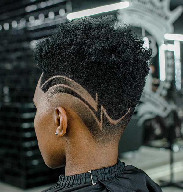 Kurze verblassende Haarschnitte für schwarze Frauen