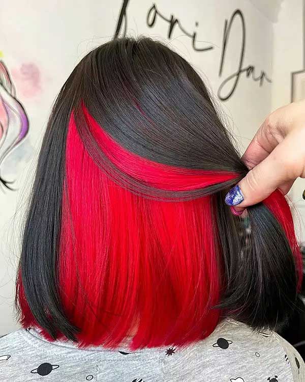 Rotes und schwarzes kurzes Haar