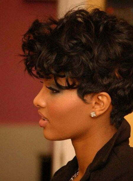 Kurzhaarschnitte für schwarze Frauen mit runden Gesichtern, Pixie mit kurzen lockigen Haaren