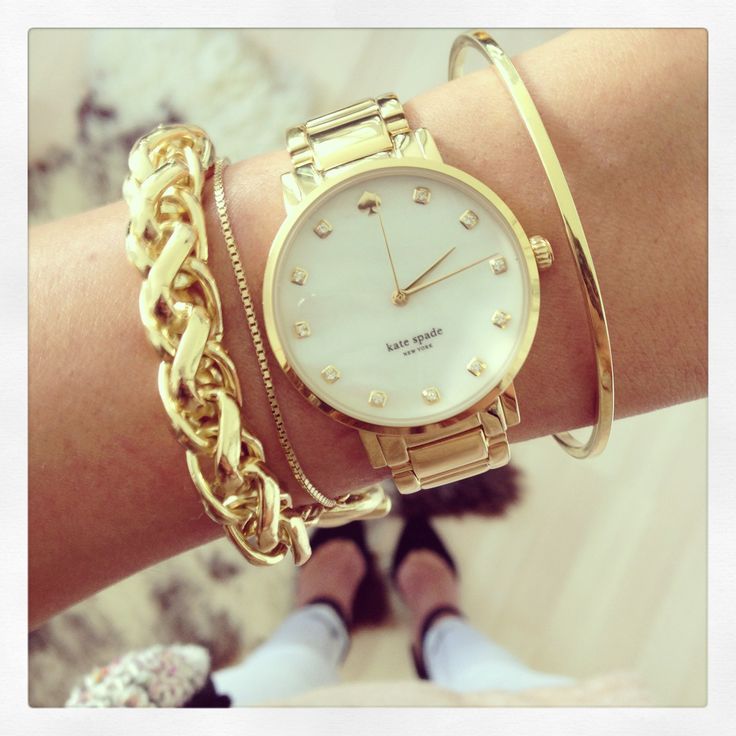 Kate Spade Uhr und goldene Armbänder