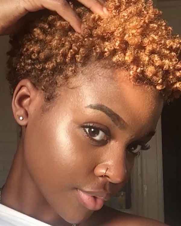 Kurze natürliche lockige Afro-Frisuren