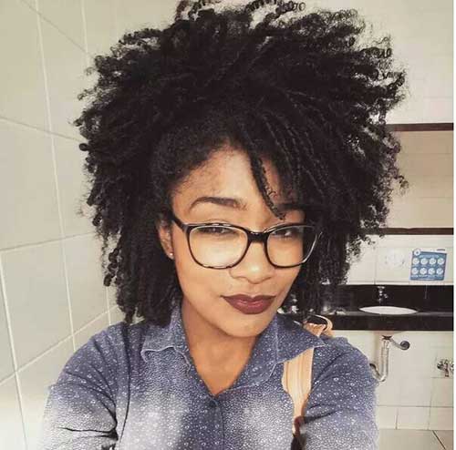 Kurzes lockiges Afro-Haar