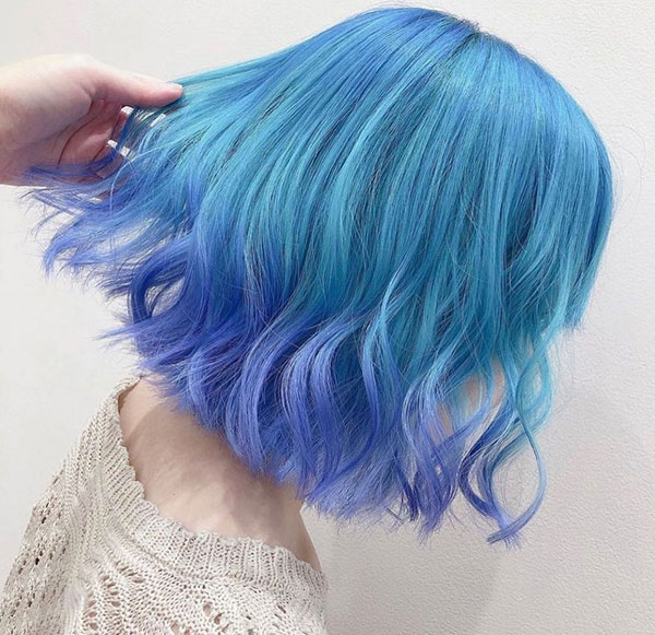 Kurzes blaues und lila Haar