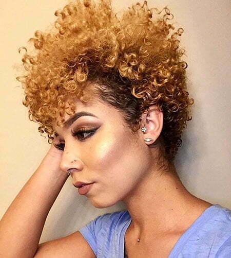 Natürlicher lockiger Afro, natürliche Haarfarbenstile