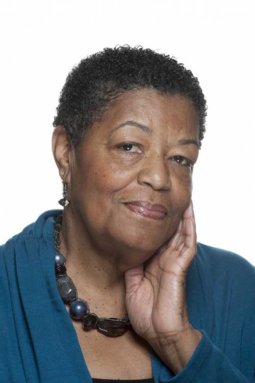 Schöner Kurzhaarschnitt für schwarze Frauen über 50