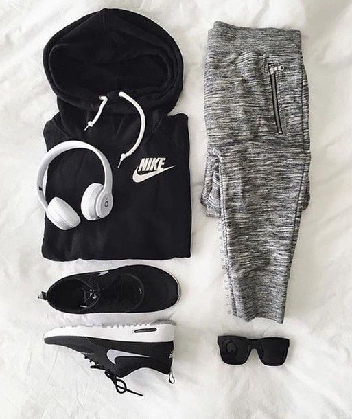 Nike, Sporthose, graue Hose, graue Jogginghose, Nike-Pullover, schwarzer Kapuzenpullover, Sportbekleidung, Nike-Turnschuhe