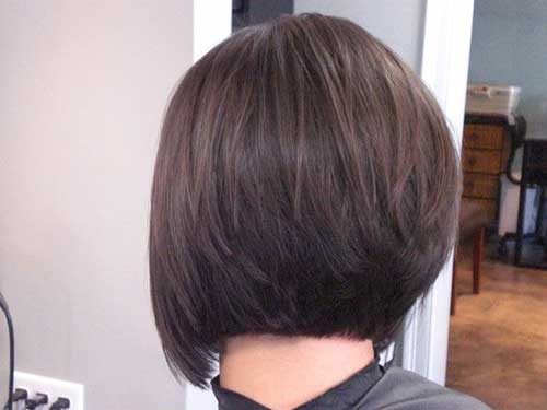 Einfacher gestapelter dunkler Bob-Haarschnitt