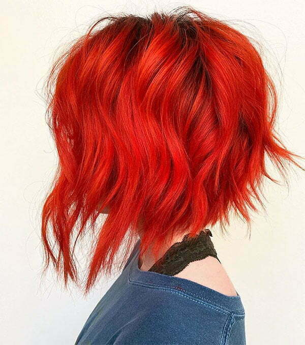 Frau mit kurzen roten Haaren