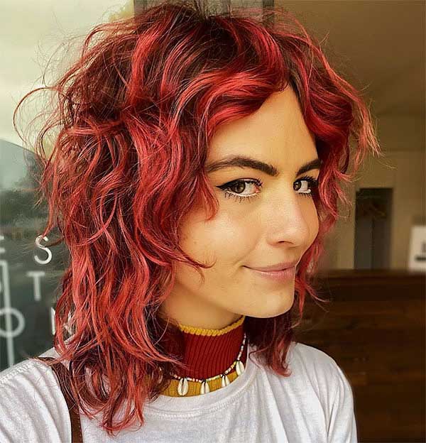 Kurzes Haar mit roten Highlights