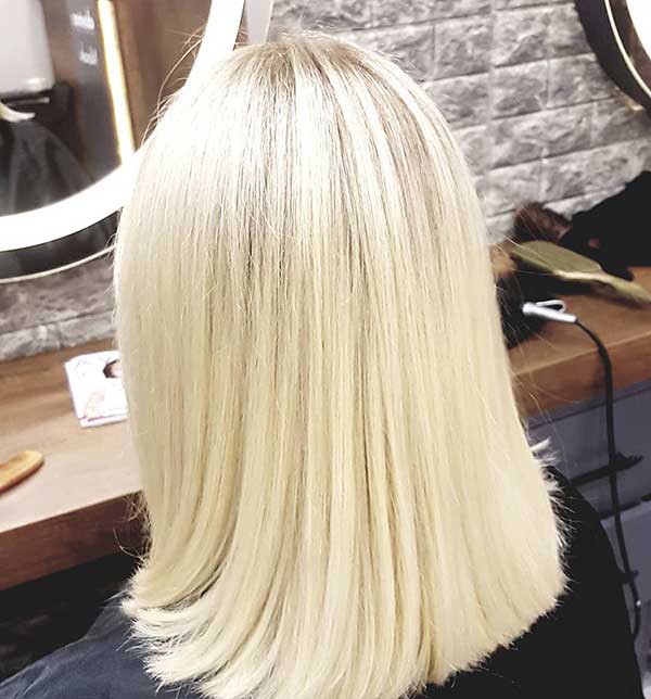 Blonder langer Bob-Haarschnitt