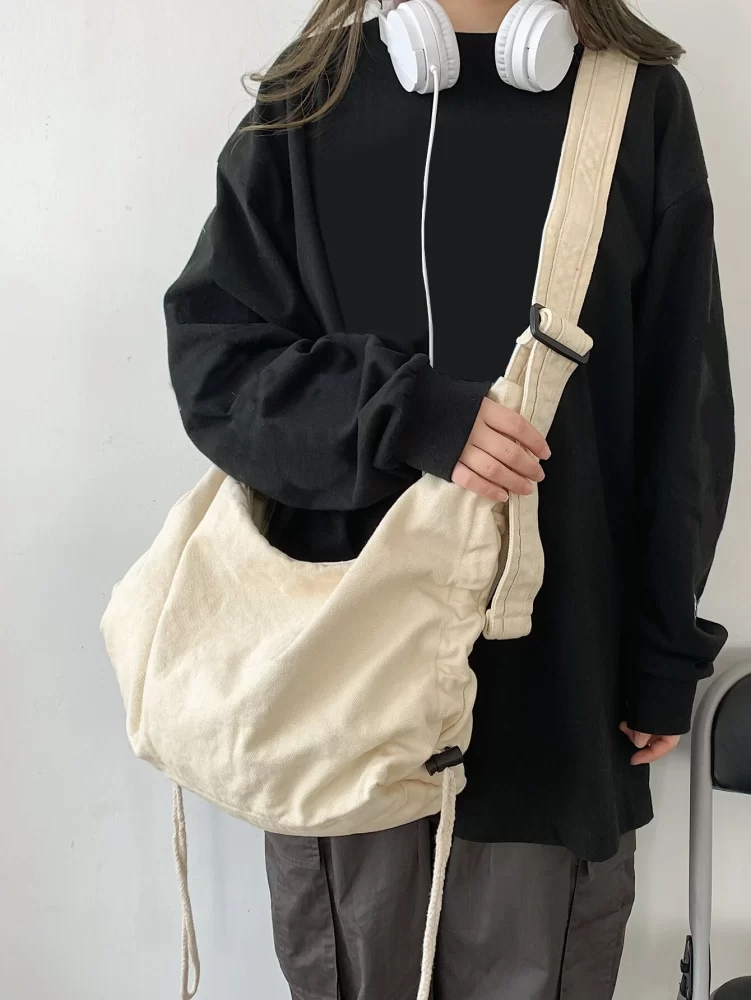 So stylen Sie den Sling-Bag-Trend für ein minimalistisches Outfit