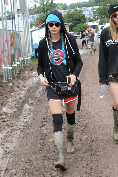 Cara Delevingne verfolgt eine praktischere Herangehensweise an die Gürteltasche und trug eine, als sie 2016 an Tag 2 des Glastonbury Music Festivals teilnahm.