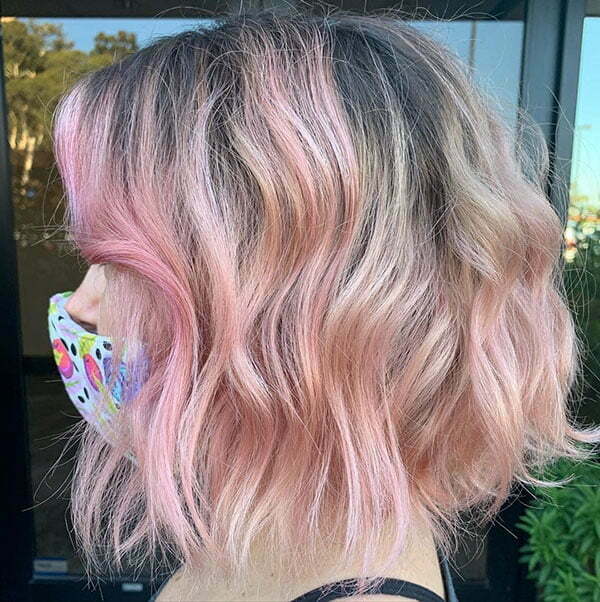 Kurzes und rosafarbenes Haar