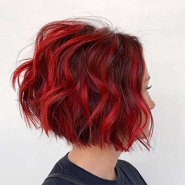 Kurzes lockiges Haar mit roten Highlights