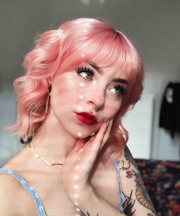 Süße kurze rosa Haare