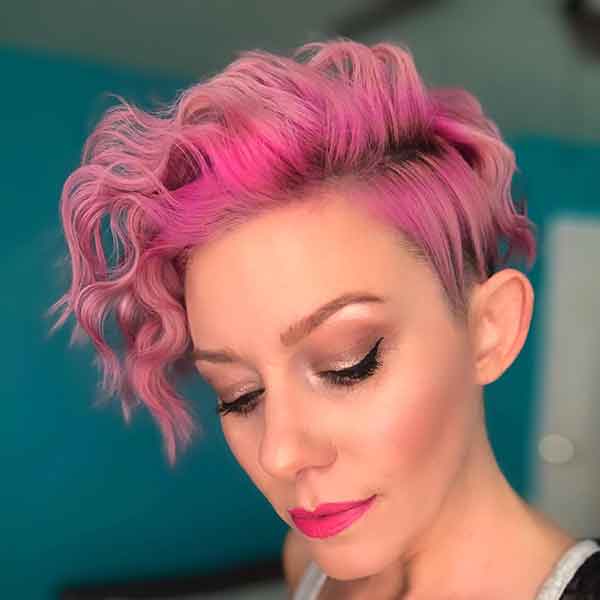 Kurzes lockiges rosa Haar