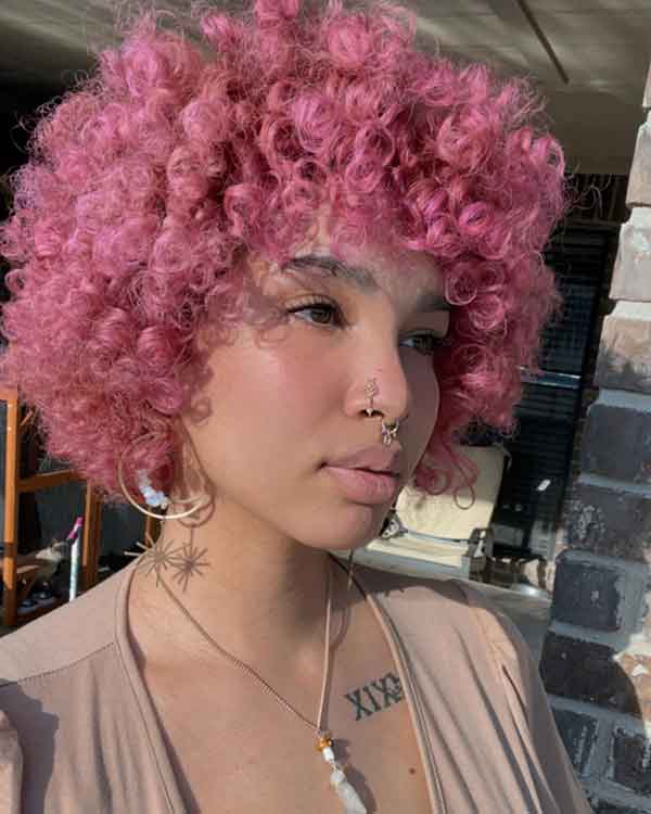 Kurzes natürliches Haar, rosa gefärbt