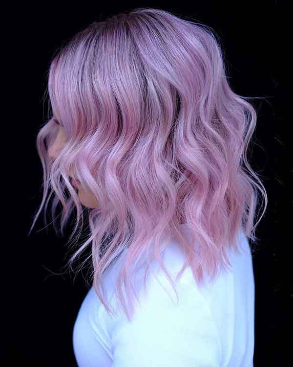 Kurzes welliges rosa Haar
