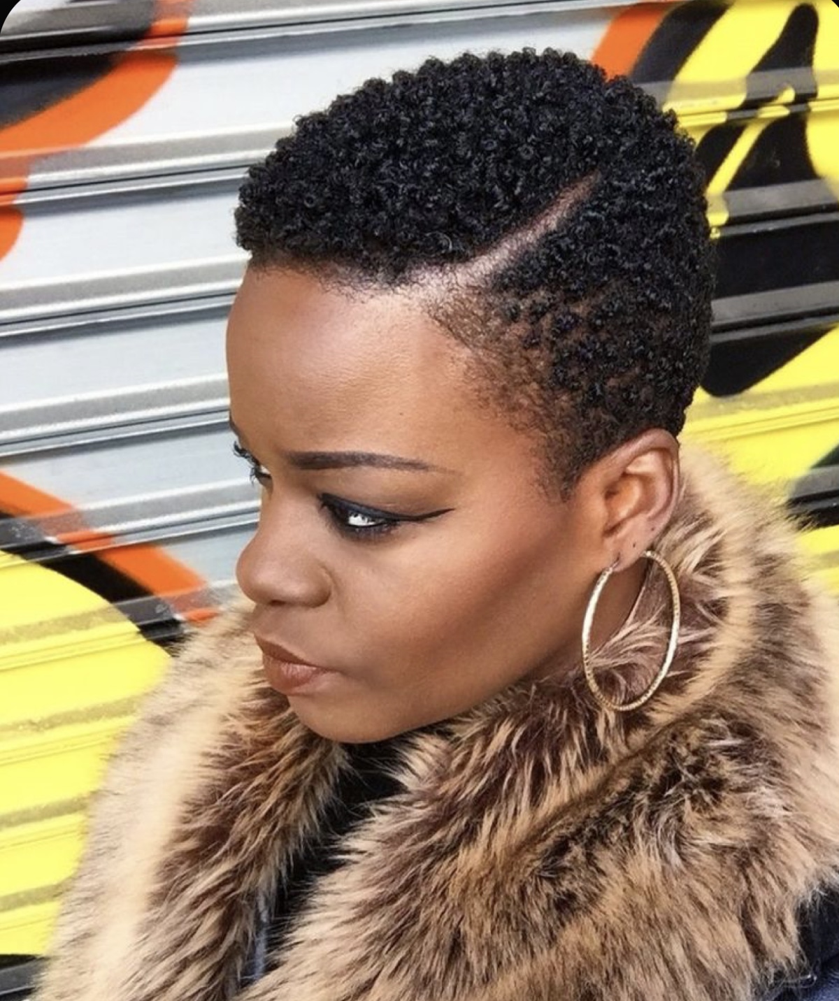 Kurze natürliche Haarschnitte für schwarze Frauen über 50