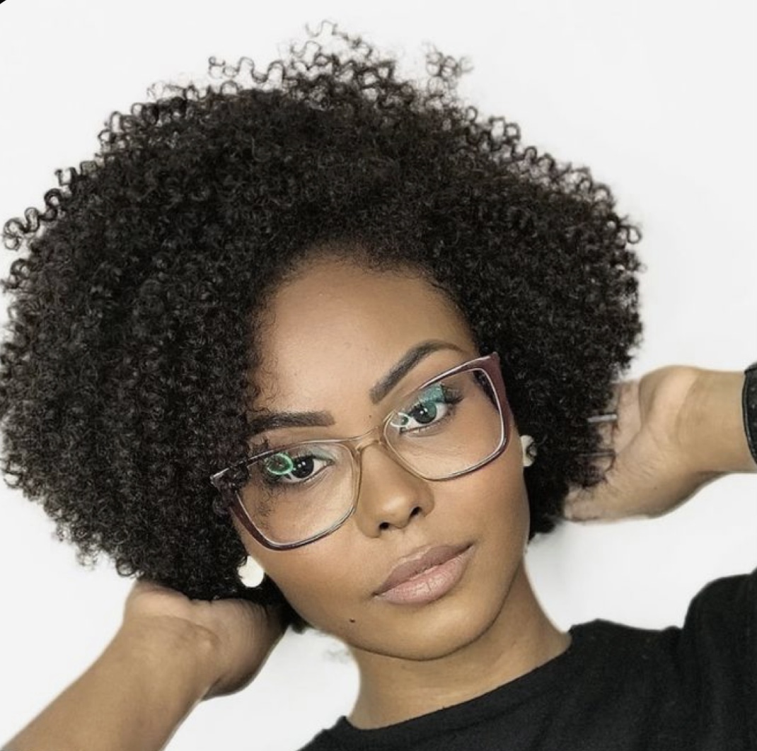 Kurze natürliche Haarschnitte für schwarze Frauen über 40