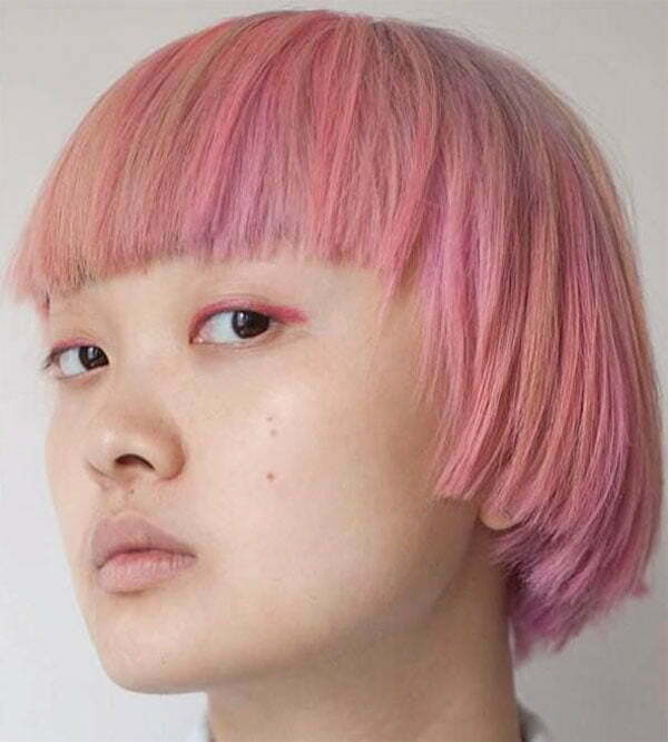 rosa Haare auf kurzen Haaren