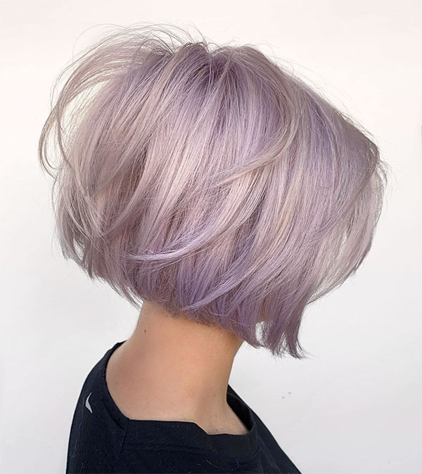 Kurzes blondes Haar mit lavendelfarbenen Highlights